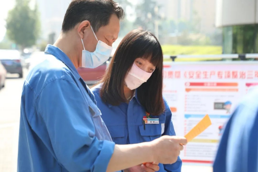 安彩高科開(kāi)展“安全宣傳咨詢?nèi)铡被顒?dòng)